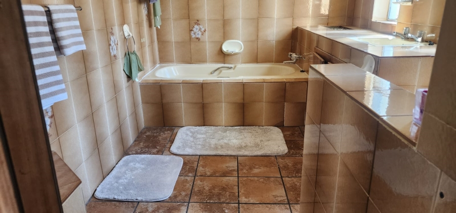 5 Bedroom Property for Sale in Heilbron Free State